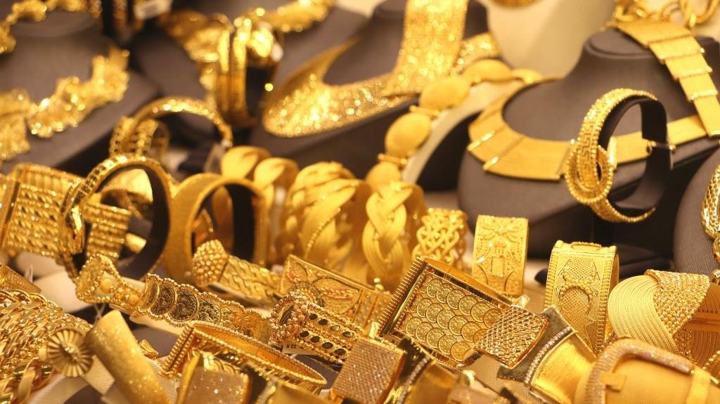Gift Jewellery Under 100,000 Rupees